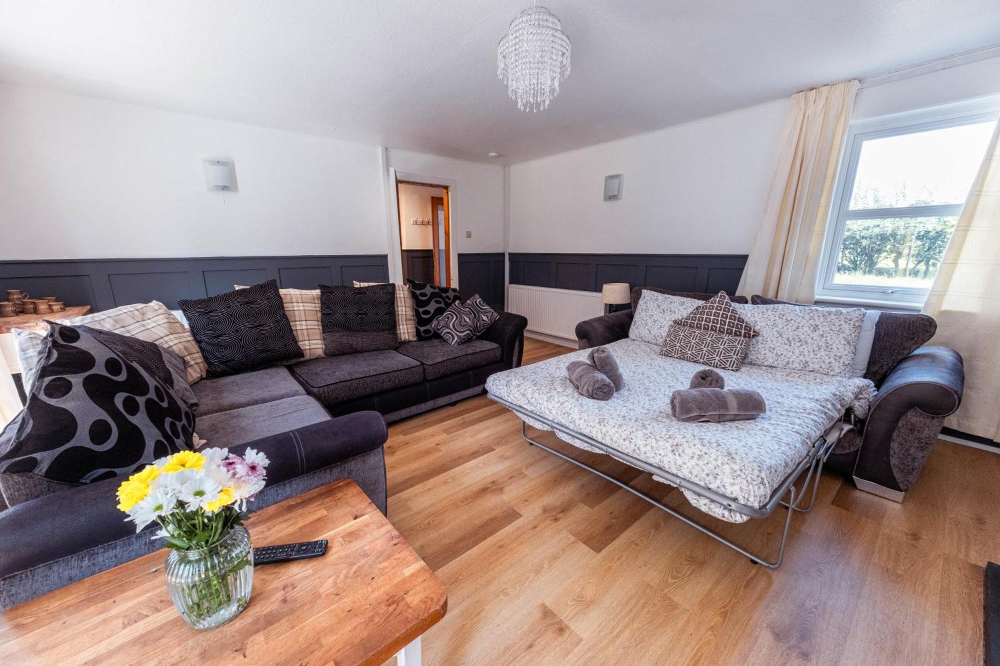 Large Country House With Garden, Outdoor Spa Area & Games Room With Hot Tub And Fire Pit Wigtown Exterior photo